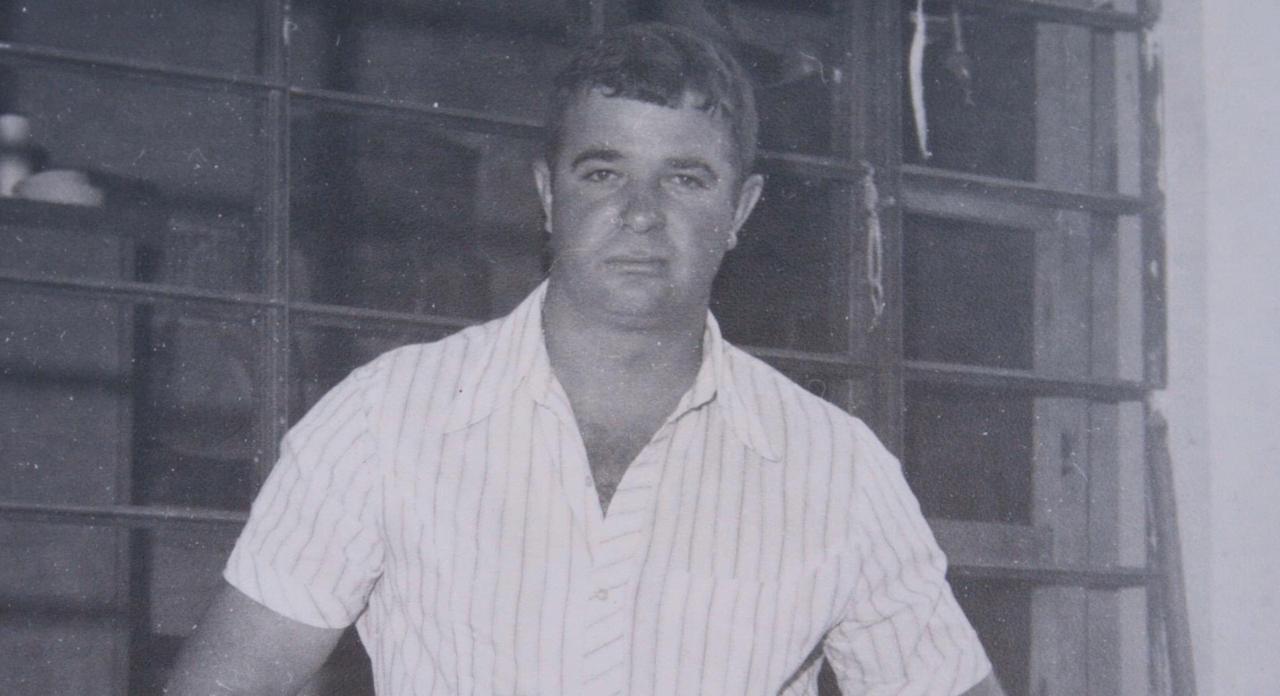 Fotografia antiga de um homem, enviada como referência