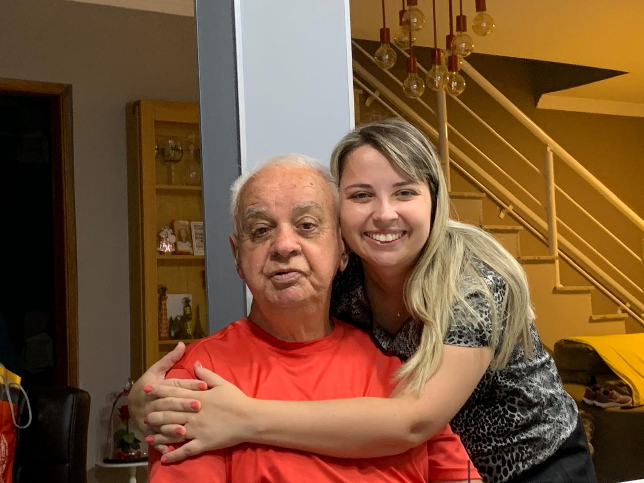 Fotografia de um senhor abraçado com uma mulher, enviada como referência